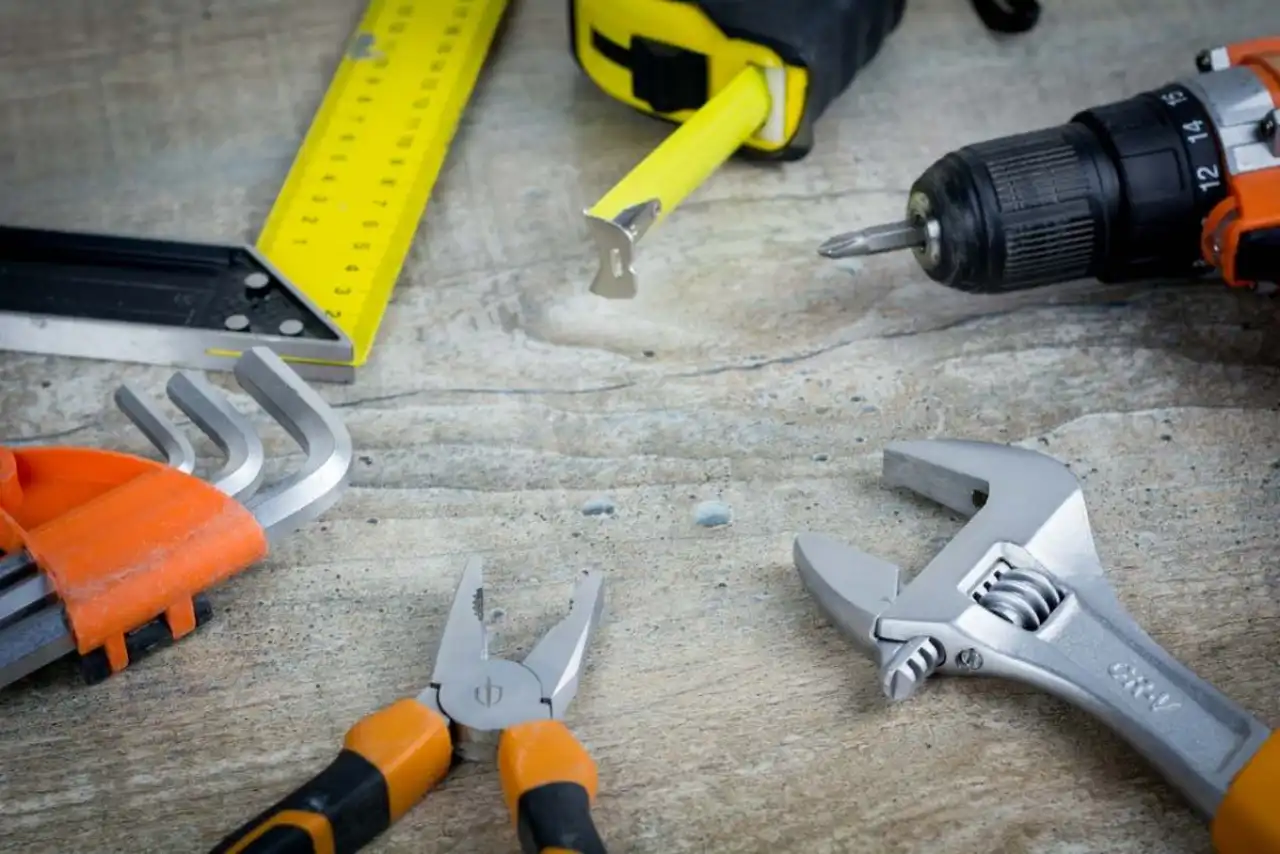 Outils de chantier disposés sur un établi, évoquant le savoir-faire d’une entreprise certifiée RGE