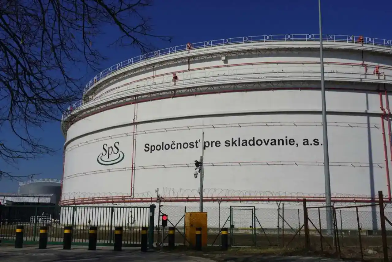 Cuve de stockage de combustible fioul vue de l’extérieur, avant dépose et neutralisation