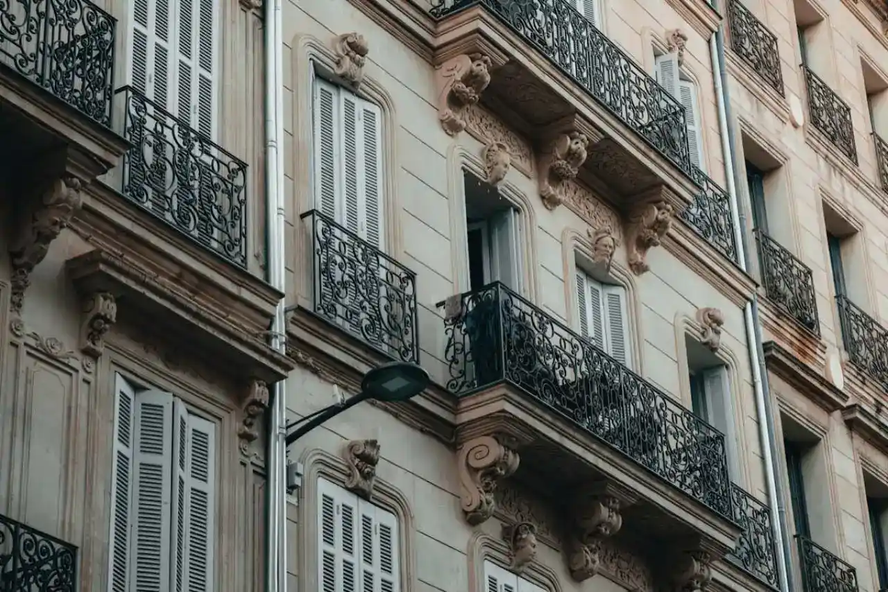 Façade d’un immeuble d’habitation parisien avec balcons en fer forgé, éligible à MaPrimeRénov’