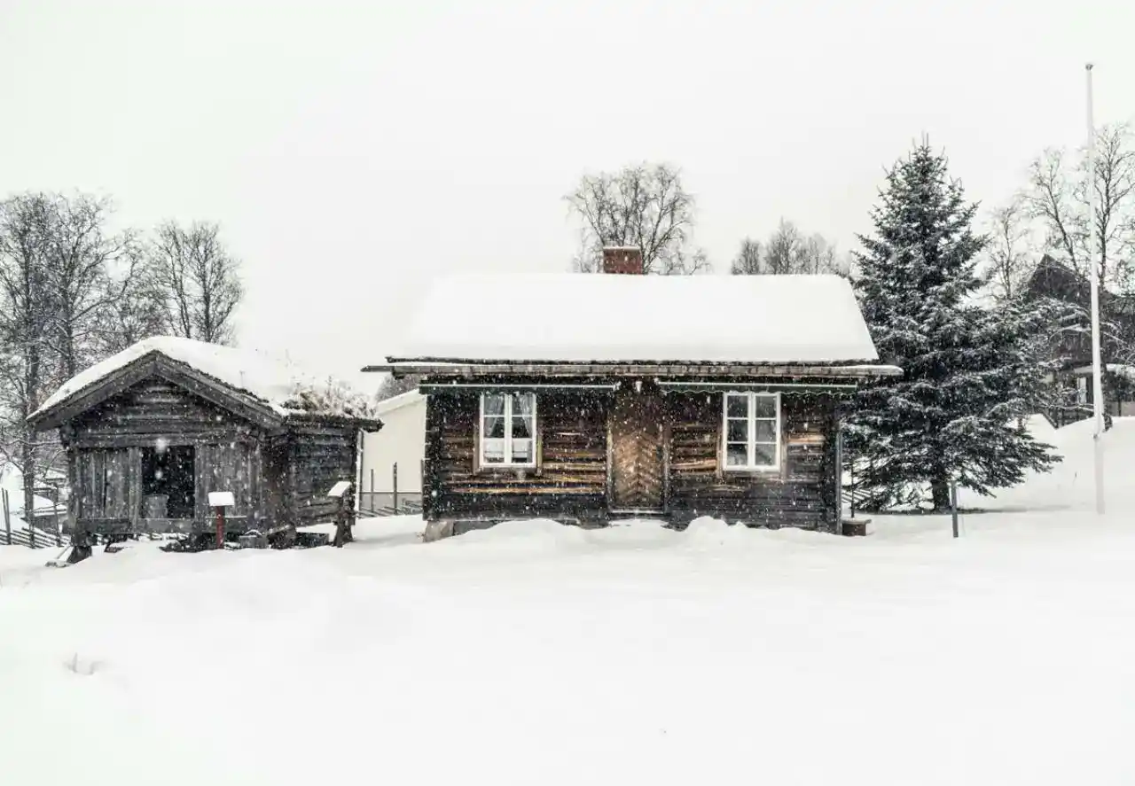Maison ancienne sous la neige, typique des logements mal isolés classés F ou G au DPE