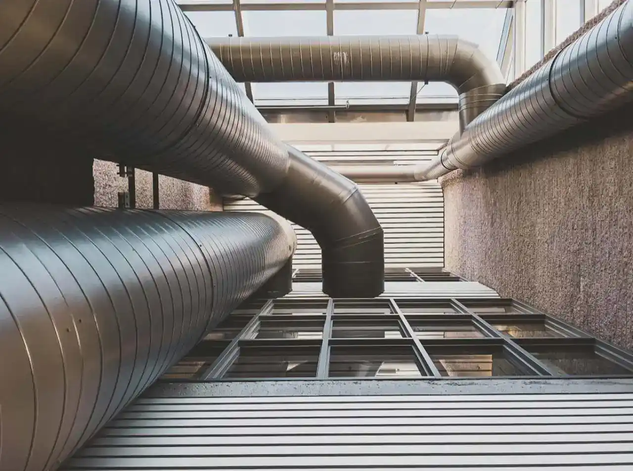 Réseau de gaines métalliques d’une ventilation mécanique contrôlée en plafond technique